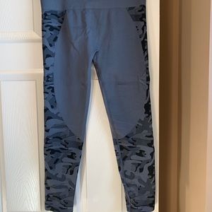 Zyia size XL grey camo capris